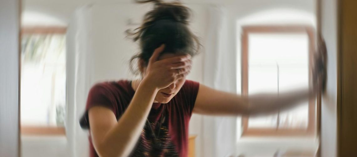Troubles de l'équilibre : quelles causes à la sensation d'être « ivre » en marchant ?